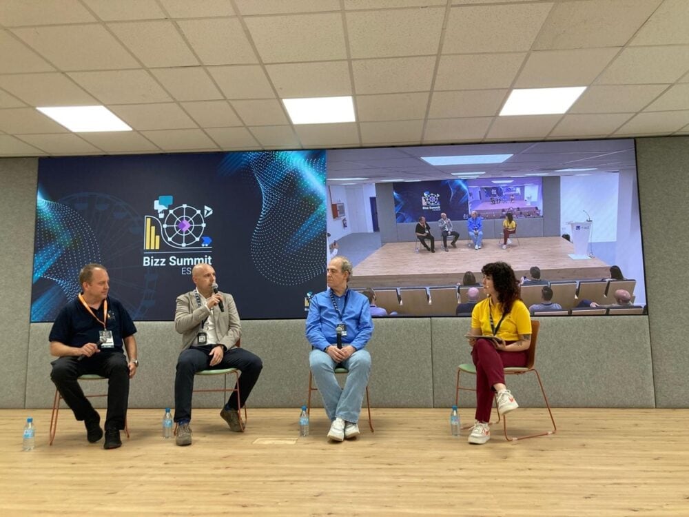 Mesa redonda por la tarde del primer día mesa con Carlos Moreno (Verne Technology Group), Ignacio Sestafe (Arrow) y servidor. Conducido por Mar Llambí.