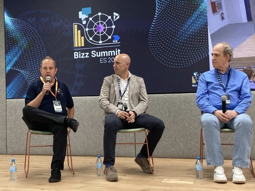 Mesa redonda por la tarde del primer día mesa con Carlos Moreno (Verne Technology Group), Ignacio Sestafe (Arrow) y servidor. Conducido por Mar Llambí.