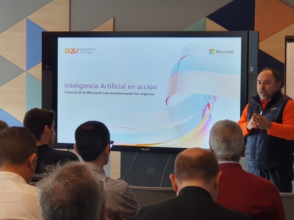 Fran Salinas (CEO de DQS) dando la bienvenida a la IA en acción en Microsoft Barcelona.